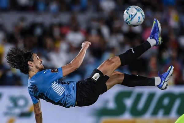 قابی دیدنی از لحظهای که کاوانی دروازهخالی را با برگردان گل کرد