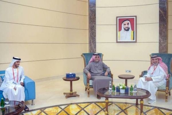 رییس ای اف سی به ابوظبی رفت عکس