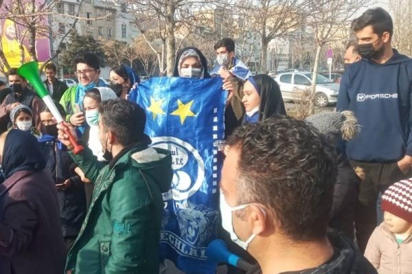 حاشیه دیدار هوادار - استقلال حضور هواداران استقلال مقابل ورزشگاه انقلاب از سرود قهرمانی تا تشویق عنایتی + عکس