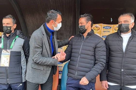 حمایت مسئولان از تماشاگران غیرمجاز در ورزشگاه انقلاب دسته گل یک استقلالی برای مجیدی عکس