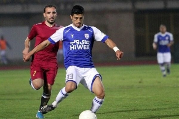  ستاری  دست بازیکن استقلال کامل باز بود و توپ به دست خورد