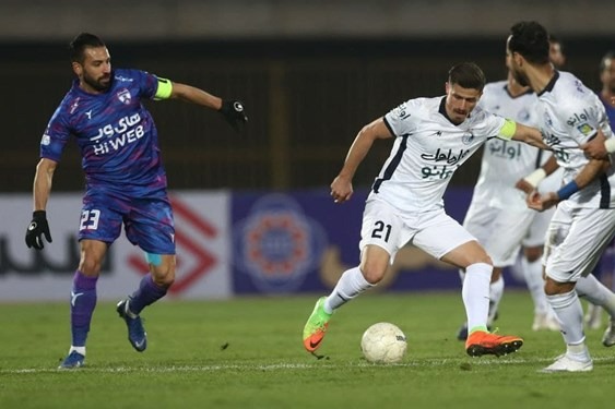 دبیر هیات فوتبال البرز برخی از تماشاگران بازی استقلال و هوادار میهمان بودند