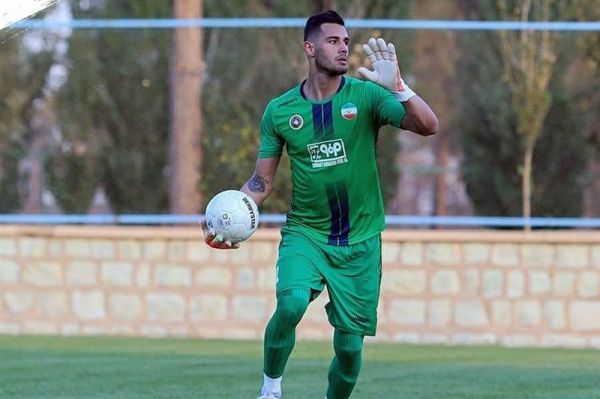 مخالفت نویدکیا با جدایی مدافع چپ سپاهان میرزازاد در آستانه جدایی