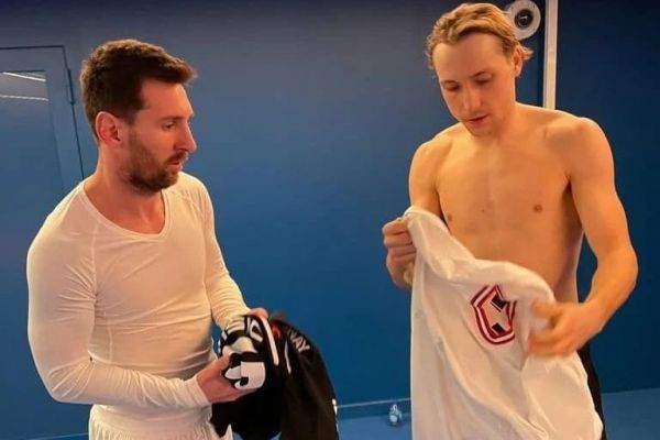  عکس؛ لحظه‌ای که بازیکن کروات پیراهن خود را با مسی عوض کرد