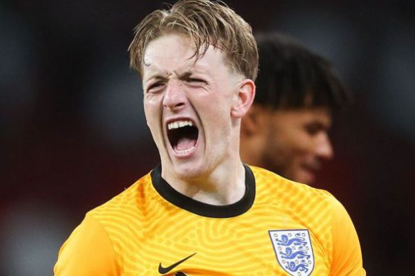 کتککاری دروازهبان انگلیسی با افرادی که «دستان کوتاهش» را مسخره کردند