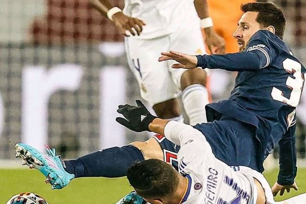 عکس؛ مسی و گرفتار شدن در چنگ هافبکهای رئال مادرید