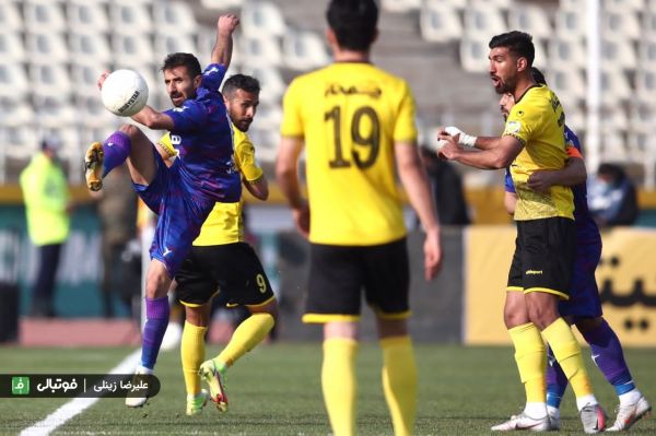 حاشیه بازی هوادار و سپاهان رفتار جالب نویدکیا با مغانلو مصدومیت دروازه بان تیم تهرانی