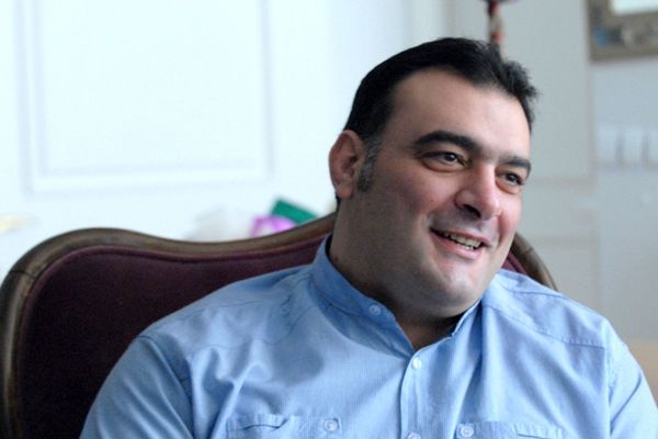 محمود میران پس از ۲۵ سال بازوبند ۳ ساله پهلوانی را دریافت می کند