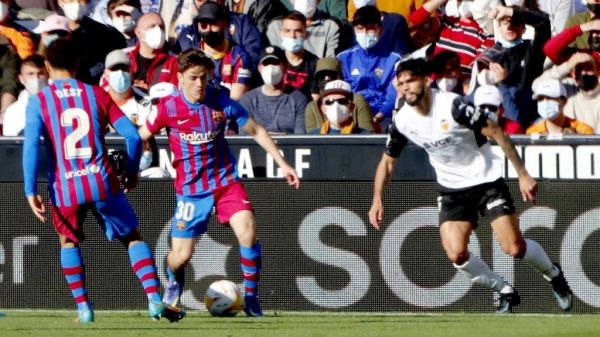 سوژه کفشهای هافبک بارسلونا؛ دادن پاسگل به اوبامیانگ با بندهای باز عکس