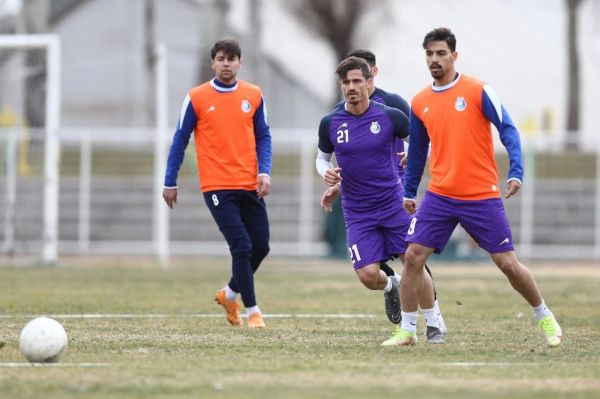 تمرین اختصاصی کاپیتان استقلال در باشگاه انقلاب وریا، تک و تنها