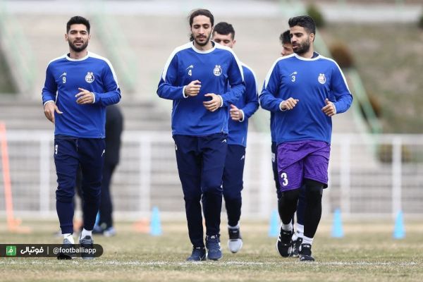 حاشیه دیدار استقلال - فجر سپاسی حضور بازیکنان سرباز در ورزشگاه آزادی