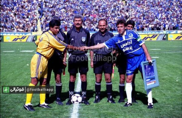  نوستالژی  جواد زرینچه و قاسم رحمان ستایش کاپیتانهای استقلال و فجرسپاسی در مراسم آغاز دیدار دو تیم در دور برگشت فصل ۷۹-۷۸