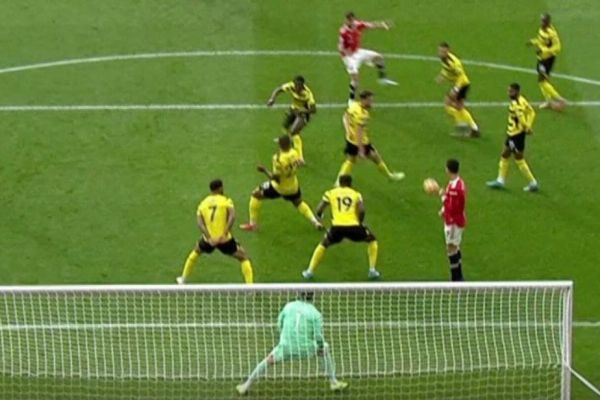 عکس؛ لحظه عجیبی که رونالدو مانع از گل شدن شوت برونو فرناندز شد