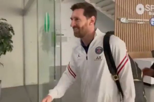 عکس؛ مسی با گرمکن پیاسجی در فرودگاه بارسلونا