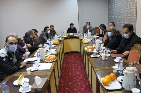 جلسه هماهنگی پیش از دیدار نساجی و استقلال برگزار شد نساجی سرمهای و استقلال سفید میپوشد عکس