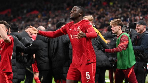 اقدام عجیب مدافع لیورپول خوردن کاغذ رنگی عکس