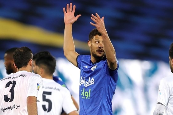 اقبالی بحث سربازها برای استقلال حاشیه درست کرد ژستد بازیکن شاخصی نیست و کار در نمیآورد