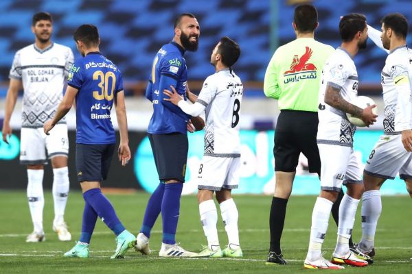 حاشیه بازی استقلال - گل گهر تبریزی خوشحالی نکرد مدافع گل گهر بعد از تعویض به رختکن رفت