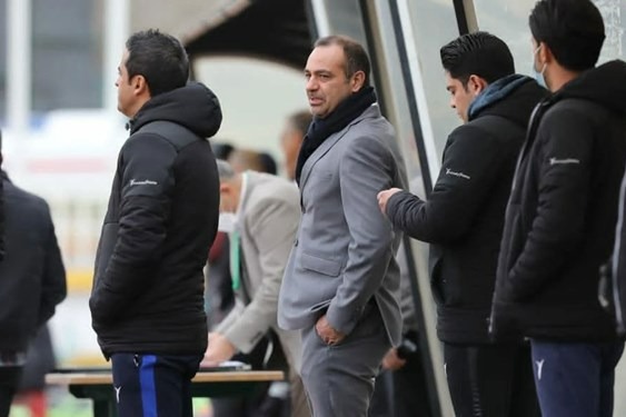 مدیر تیم پیکان چقدر از داوری ضربه بخوریم و بگوییم عیب ندارد برادران حیدری حق ما را نمیدهند