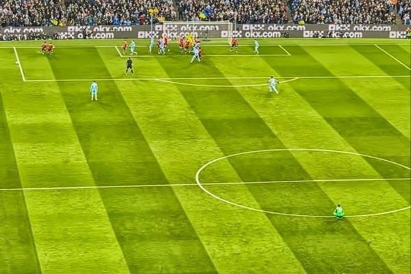 عکسی که هواداران منچستریونایتد را عصبانی کرد؛ نشستن ادرسون وسط زمین در دربی