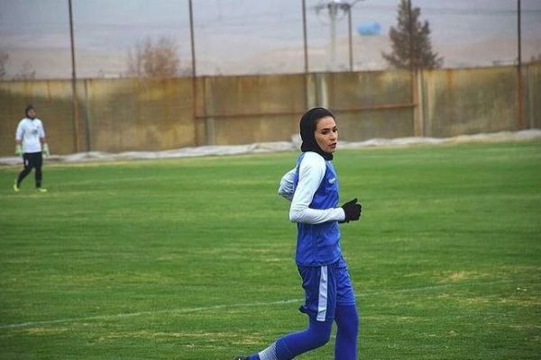  خداحافظی ستاره فوتبال بانوان با تیم همیاری  عکس