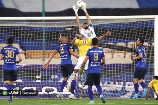 حاشیه دیدار استقلال- صنعت نفت جمعآوری بنرهای تبلیغاتی و اعتراض منصوریان