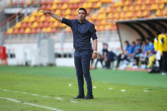 حاشیه دیدار تراکتور - فولاد اعتراض نکونام به داور ناراحتی ساغلام از عملکرد شاگردانش