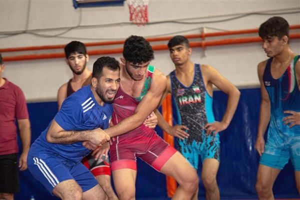 تمرین قهرمان جهان و المپیک با فرنگیکاران جوان در زاهدان