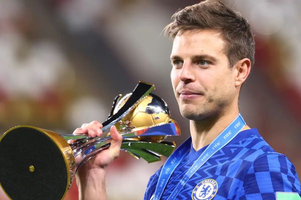 قرارداد مدافع مدنظر بارسلونا با باشگاه انگلیسی تمدید میشود