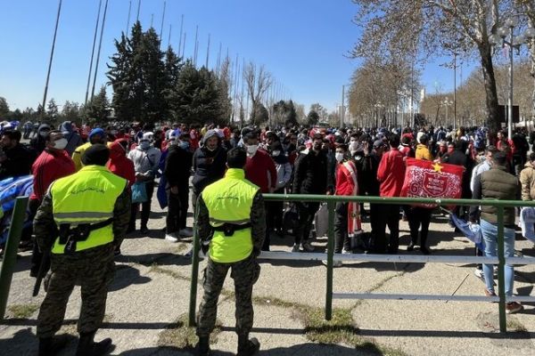 تذکر پلیس در آزادی هواداران سرخابی در کنار هم