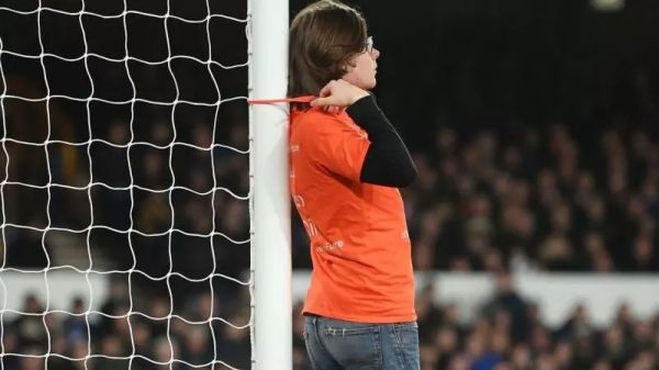  اتفاق عجیب در لیگ انگلیس؛ یک معترض گردنش را به تیر دروازه بست