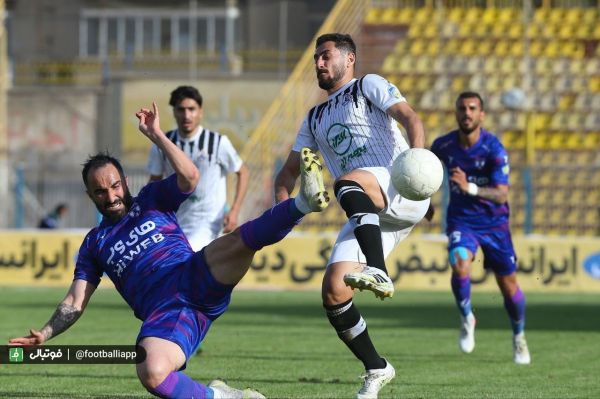  حواشی دیدار نفت مسجدسلیمان - هوادار  اعتراض تماشاگران به خاطر نتایج ضعیف نفت  قلیان کشی و تماشای فوتبال