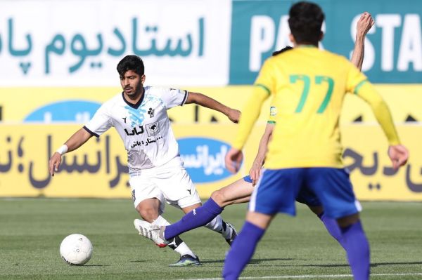 حواشی دیدار پیکان - صنعت نفت توصیه جالب منصوریان به حسینی اعتراض آبادانیها به داور عکس