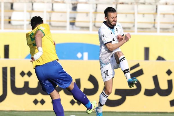 حواشی دیدار پیکان - صنعت نفت یادی از بازیکن مصدوم اعتراض آبادانی ها به داور