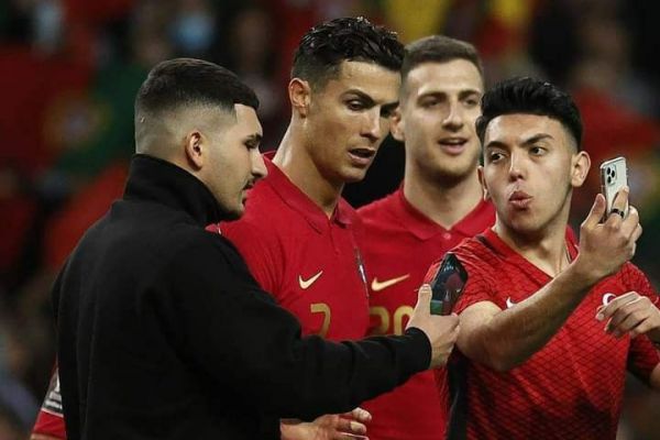سلفی گرفتن هواداران پرتغال با رونالدو پس از برد مهم مقابل ترکیه عکس