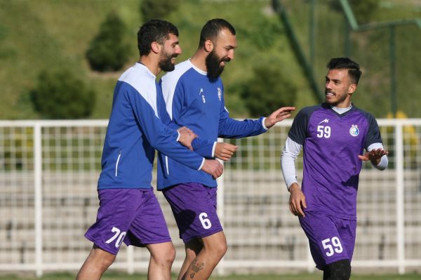 ژست استقلالیها به تقلید از تیک تاکر معروف عکس