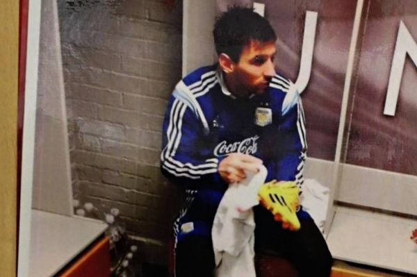  تصویر لیونل مسی در رختکن آکادمی منچستر یونایتد؛ تمیز کردن کفش‌ها