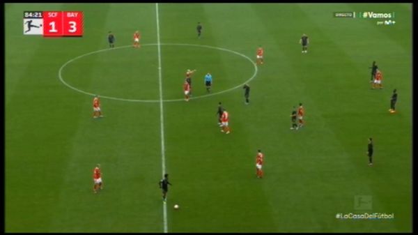 عکس؛ وقتی بایرن مونیخ با 12 بازیکن مقابل فرایبورگ بازی کرد