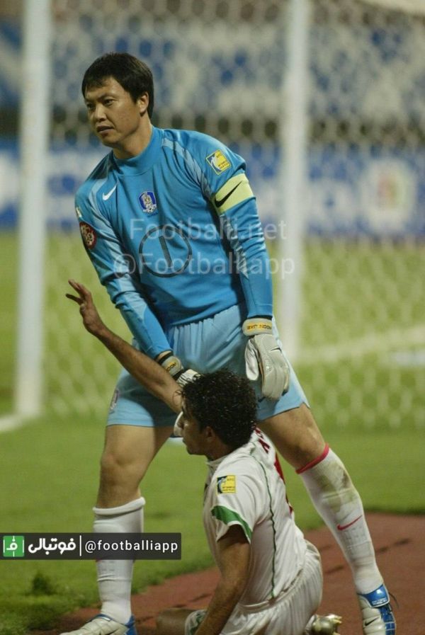  نوستالژی  لی جونگ وائه دروازه‌بان سرشناس کره و حسین کعبی مدافع راست ایران در نمایی از بازی خاطره‌انگیز ایران و کره جنوبی در جام ملت‌های آسیا ۲۰۰۴ که به برتری ۴-۳ ایران انجامید