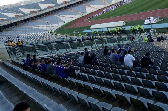 حاشیه بازی استقلال و پیکان بازرسی ناظر از گیتهای الکترونیکی گله هواداران از ممنوعیت ورود مواد غذایی عکس