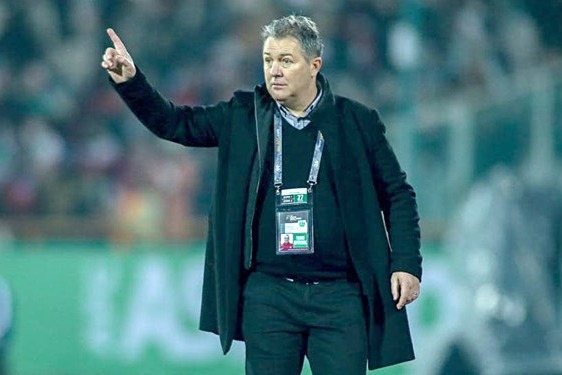 حاشیه بازی استقلال و پیکان قدرتنمایی سیلوا در حضور بدنساز آبیها اسکوچیچ تماشاگر ویژه و ترافیک شدید بیرون ورزشگاه عکس