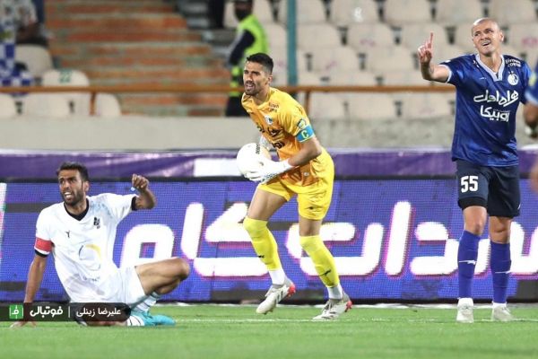 سورپرایز شدن مدافع استقلال توسط داور بازی عکس