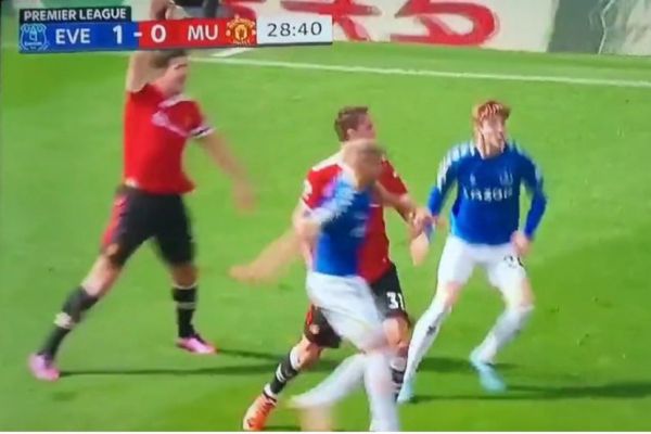 عکس؛ درخواست مگوایر از داور برای گرفتن خطای هند همتیمی