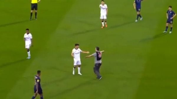 هوادار عجیبی که در بازی پورتو وارد زمین شد و دو بازیکن را زد