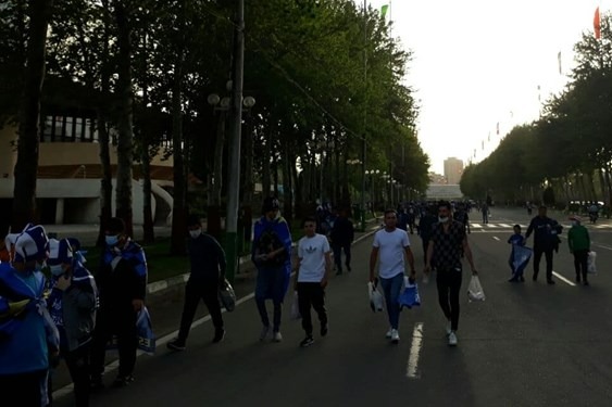 حاشیه بازی استقلال و نساجی گلایه هواداران از قیمت بالای بلیتها درخواست برای بازگشت به بلیت فروشی کاغذی عکس