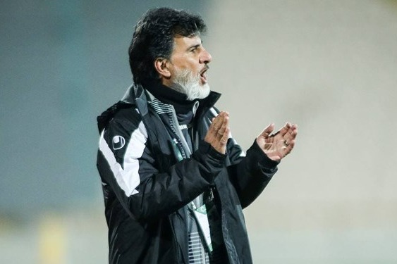 حاشیه بازی استقلال و نساجی تشویق پرشور مربی نساجی توسط آبیها ادای احترام سرمربی نساجی به تلاوت قرآن