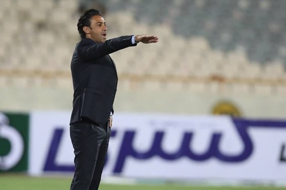 حاشیه بازی استقلال و نساجی مجیدی کلافه شد قهرمان کشتی فرنگی جهان تماشاگر ویژه بازی عکس