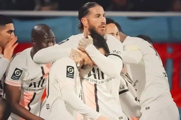  عکسی جالب از در آغوش کشیده شدن مسی توسط راموس