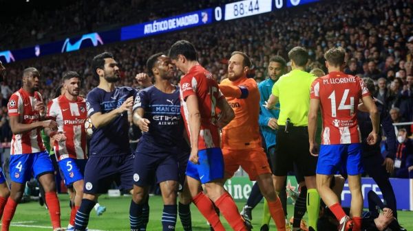 اتفاقات عجیب در تونل ورزشگاه اتلتیکو؛ پرتاب اشیا و آب دهان عکس