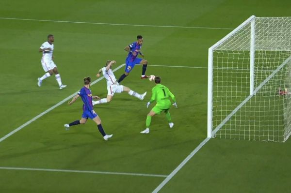 عکس؛ دروازهخالی خراب کردن اوبامیانگ از دو قدمی دروازه